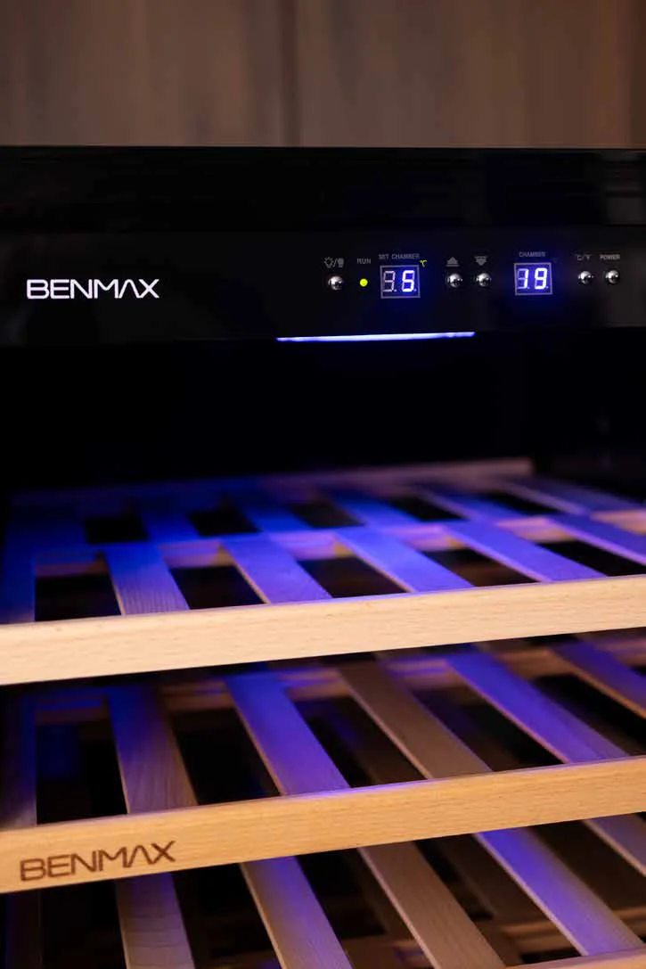 Painel digital com display de temperatura da adega Benmax BAC120