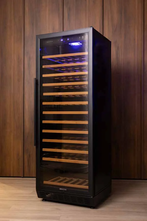 Adega Benmax BAC120 Black Matte em ambiente com painéis de madeira