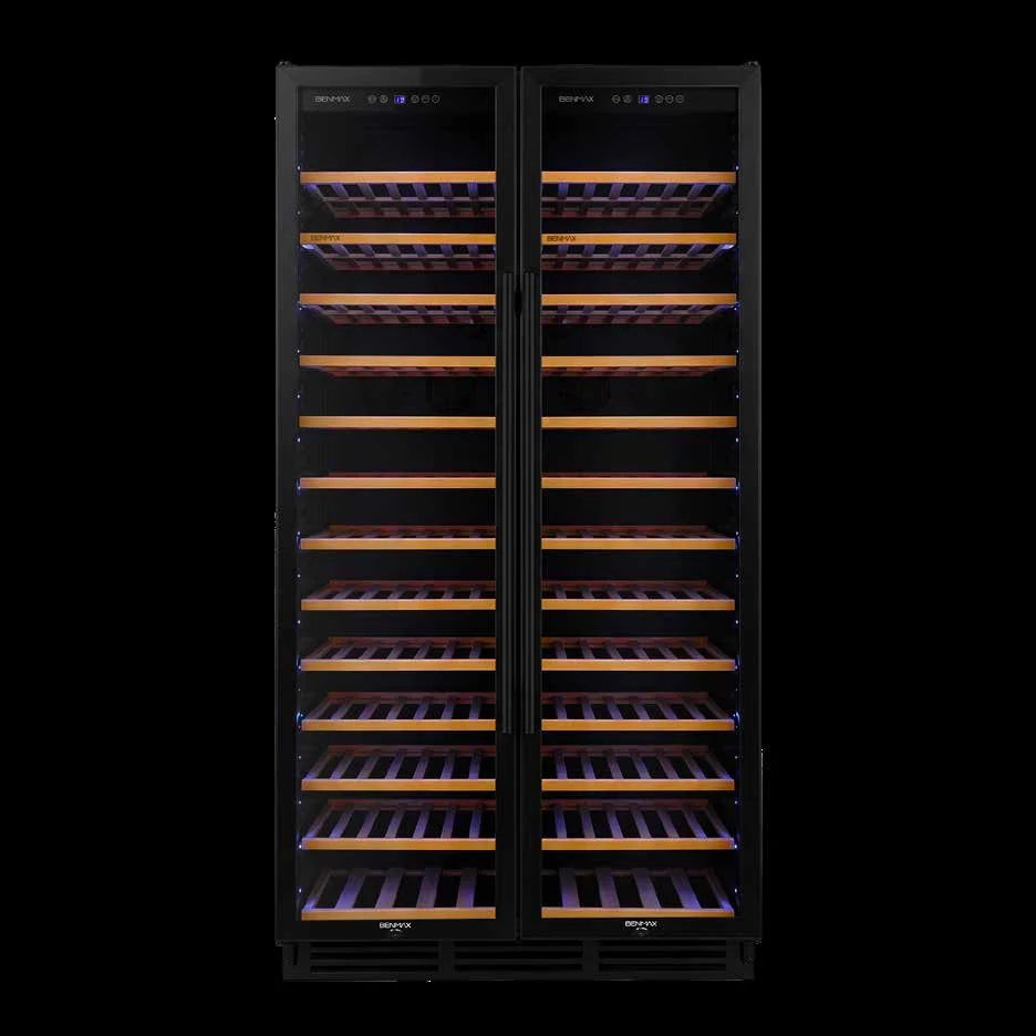Adega Benmax BAC218BA Black Matte frontal em ambiente de madeira