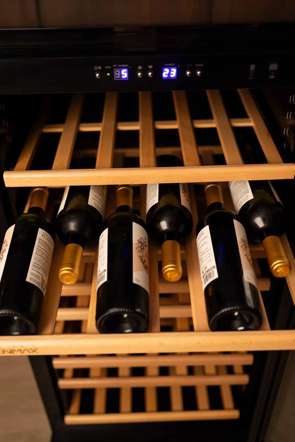 Garrafas de vinho sobre prateleira de madeira naval na adega Benmax BAC80