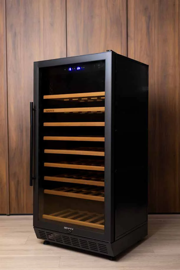 Adega Benmax BAC80 Black Matte em ambiente com painéis de madeira