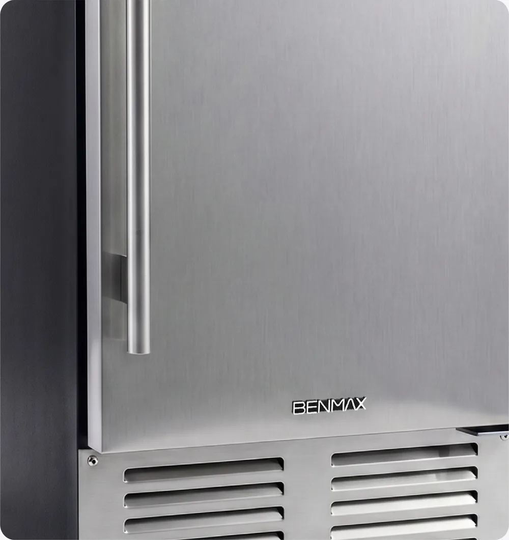Detalhe da porta sólida em aço inox e do puxador da BEC100