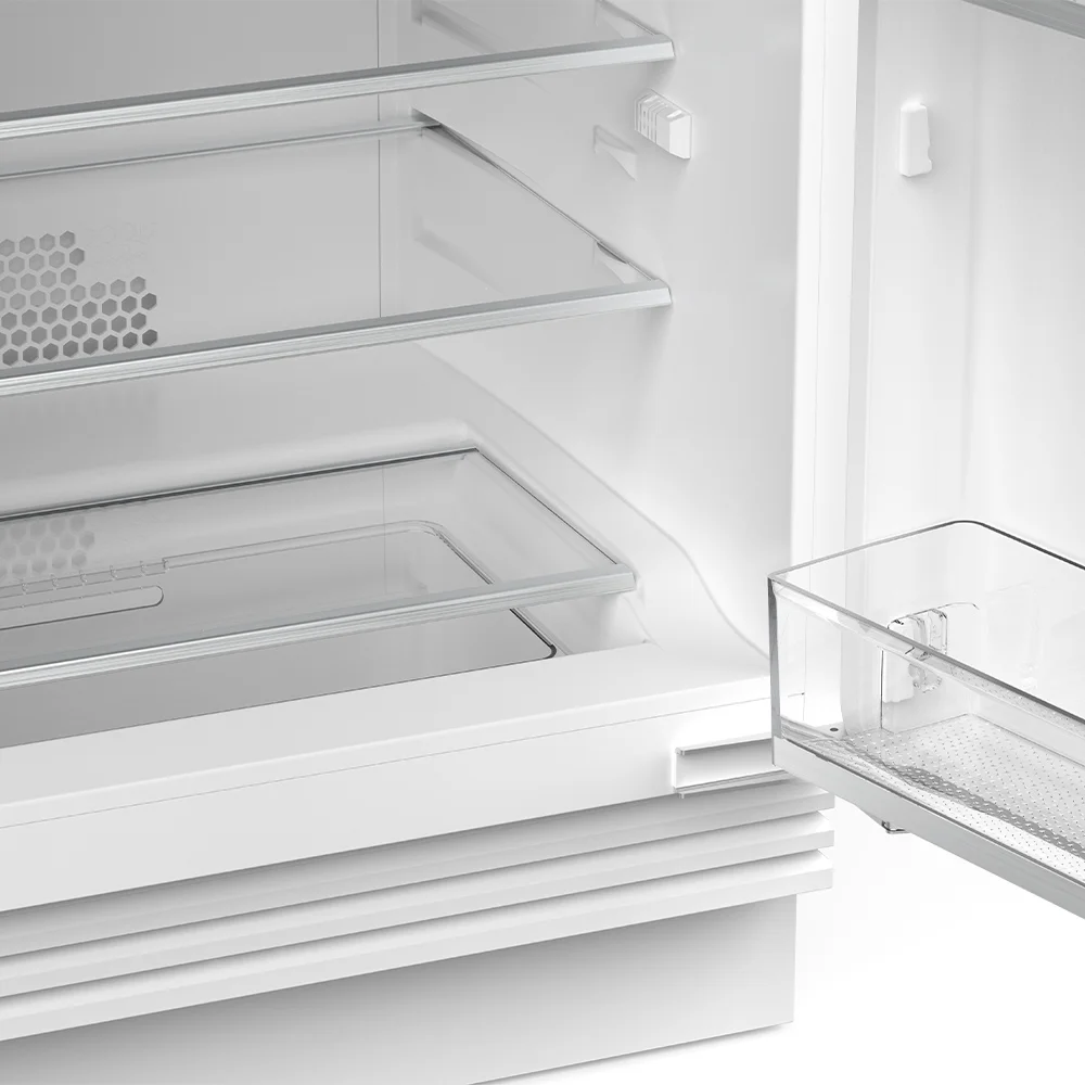 Interior iluminado do frigobar de embutir Benmax MREF135