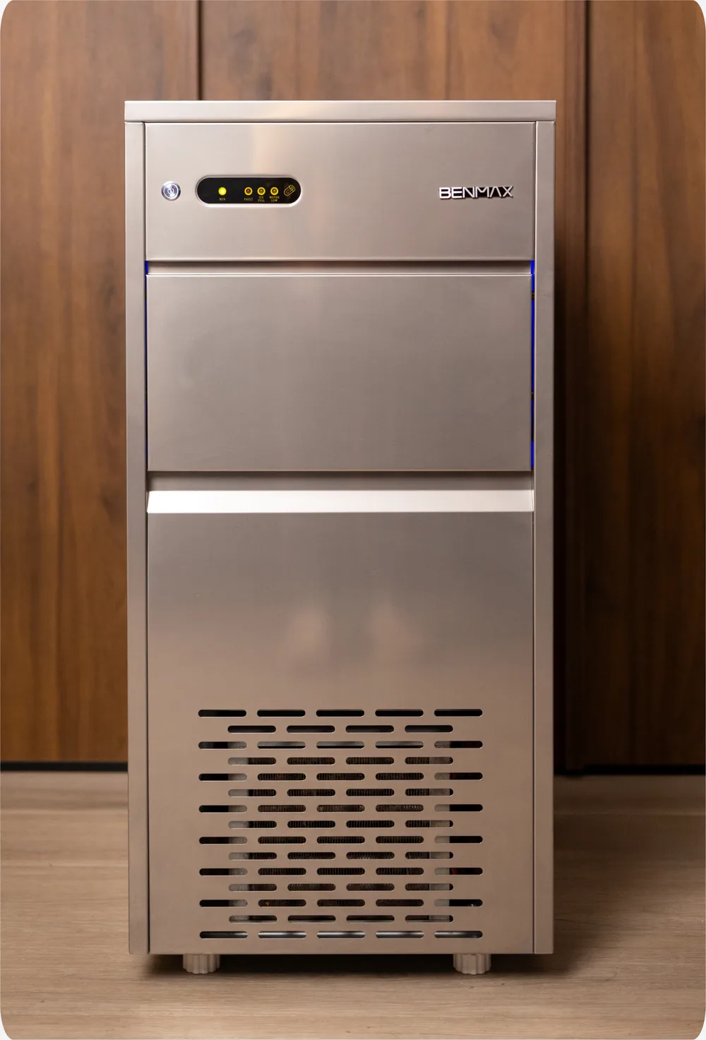 Máquina de Gelo BMGX50-13 com a porta fechada em cozinha com marcenaria em madeira
